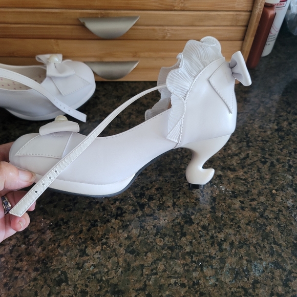 NWOT WHITE LACY BOW PUMPS SIZE 39  OR. 8 - Picture 4 of 11
